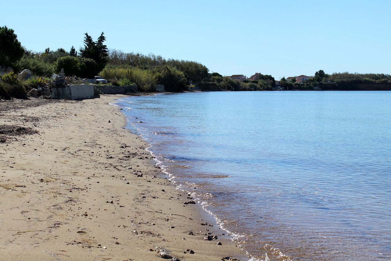 Nearest beach - Apartments with parking spaces Privlaka, Zadar