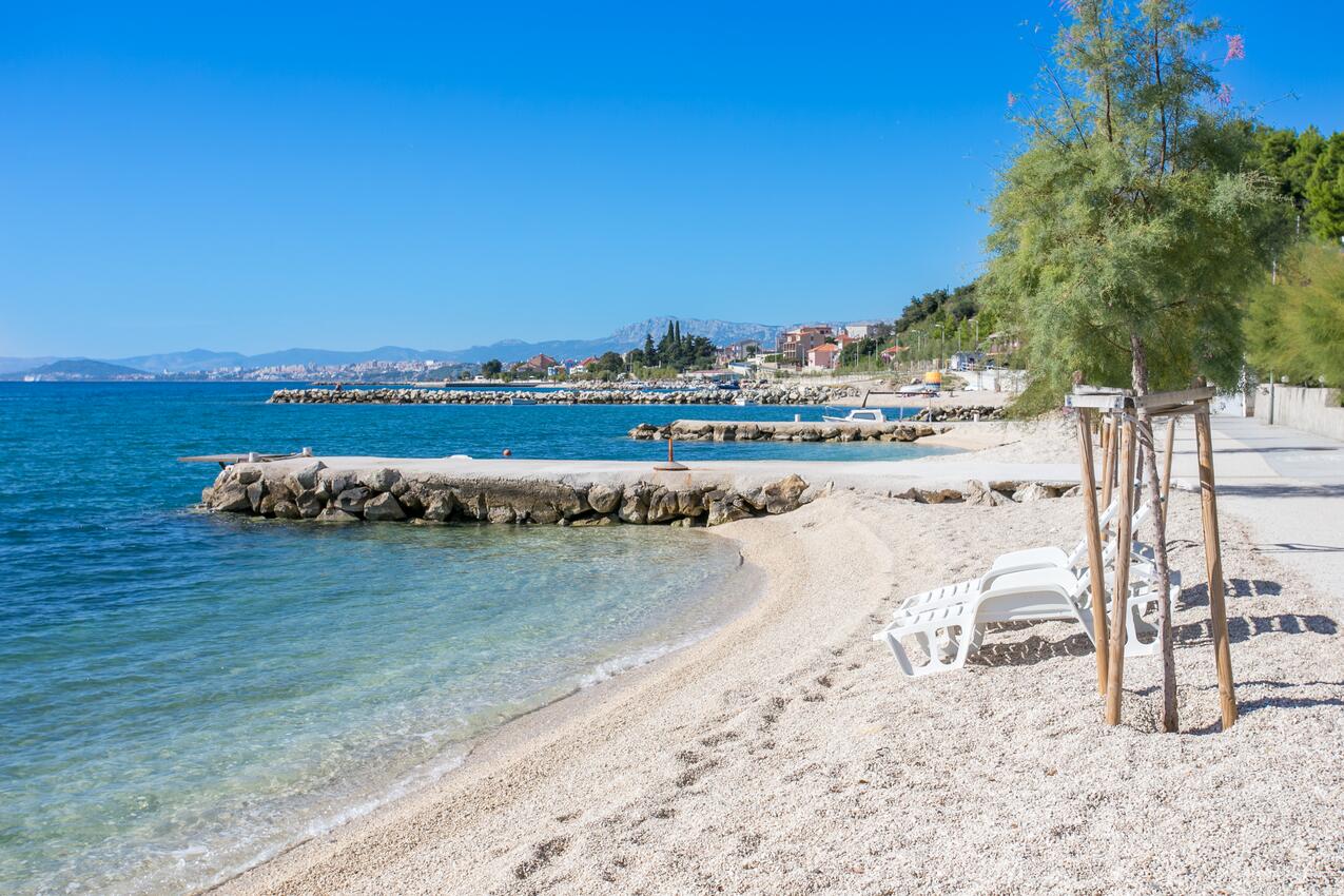 Nearest beach - Family friendly seaside apartments Podstrana, Split