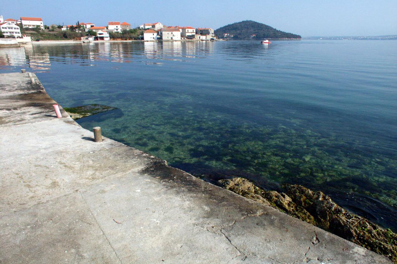Najbliža plaža - Apartmani uz more s bazenom Kali, Ugljan
