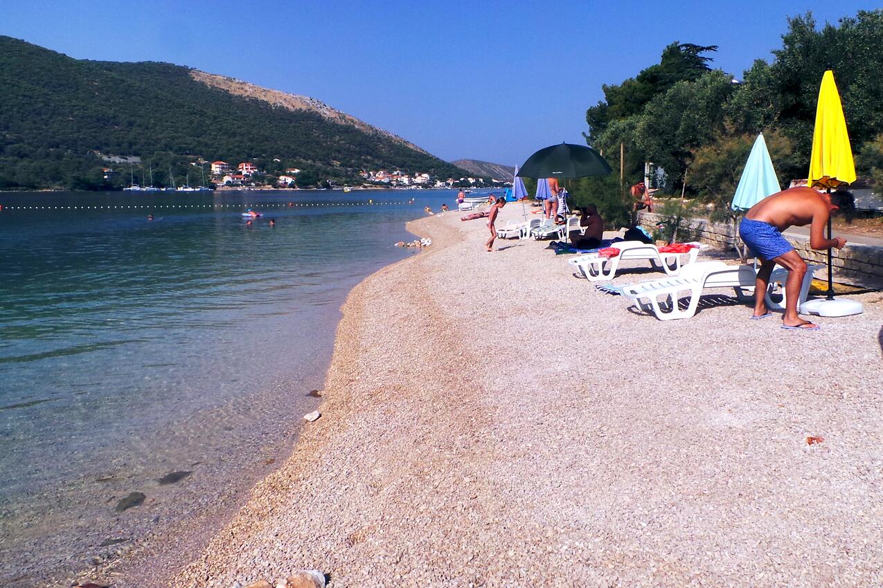 La spiaggia più vicina - Appartamenti e camere accanto al mare Grebastica, Sebenico - Šibenik
