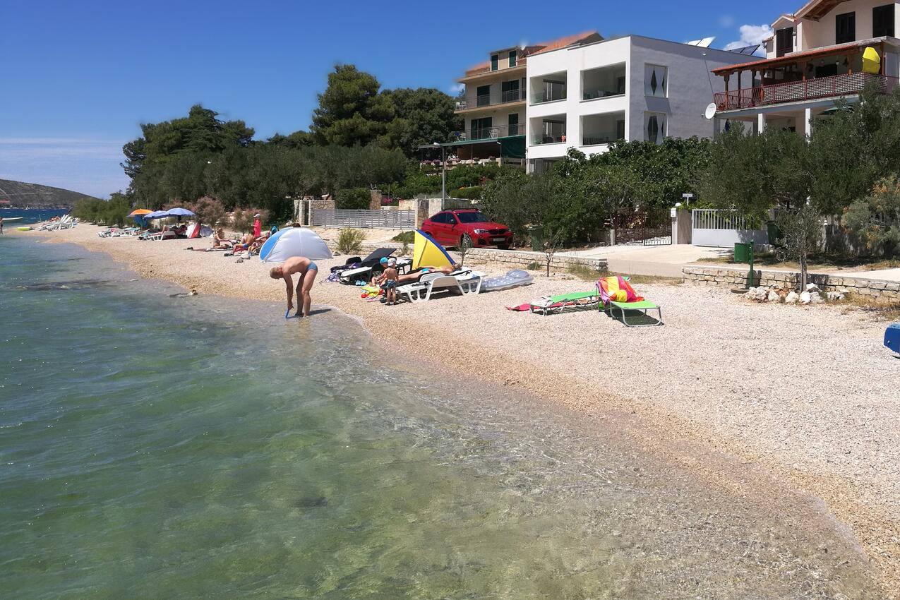 La spiaggia più vicina - Appartamenti e camere accanto al mare Grebastica, Sebenico - Šibenik