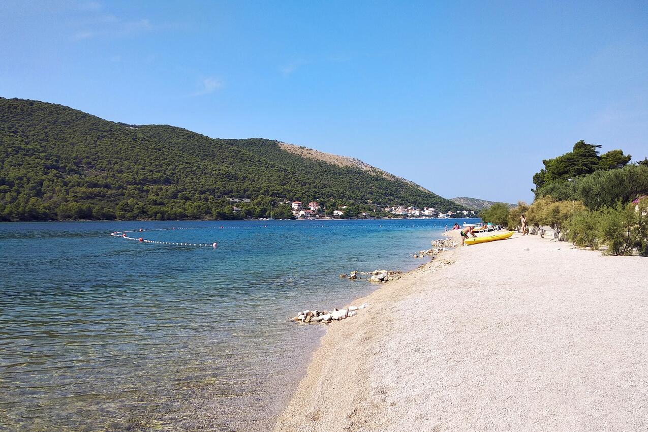 La spiaggia più vicina - Appartamenti e camere accanto al mare Grebastica, Sebenico - Šibenik