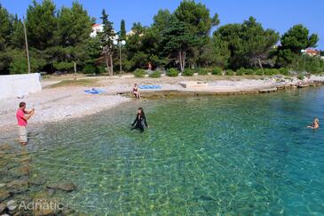 Apartments with parking space Ugljan - 15613