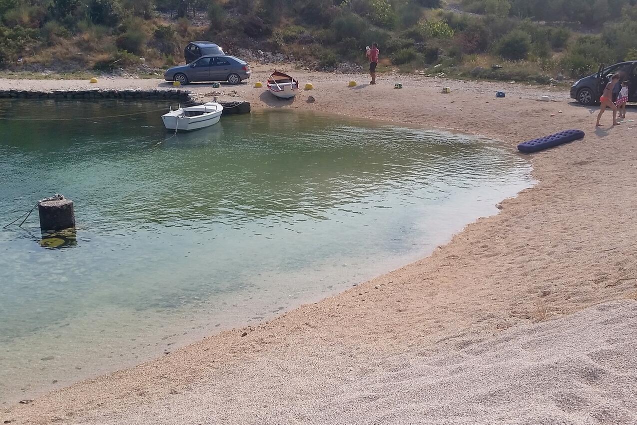 La spiaggia più vicina - Appartamenti con piscina per famiglie Dvornica, Rogosnizza - Rogoznica