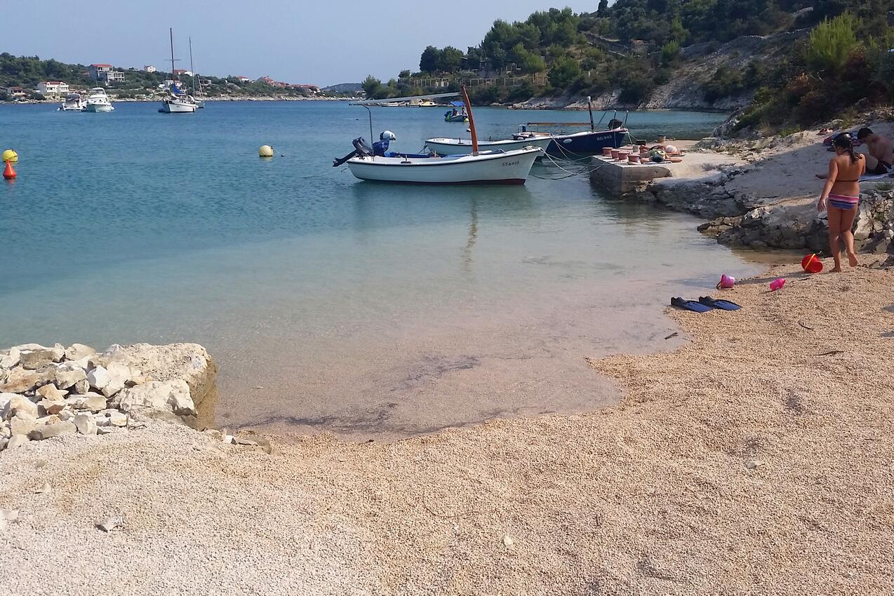 La spiaggia più vicina - Appartamenti con piscina per famiglie Dvornica, Rogosnizza - Rogoznica