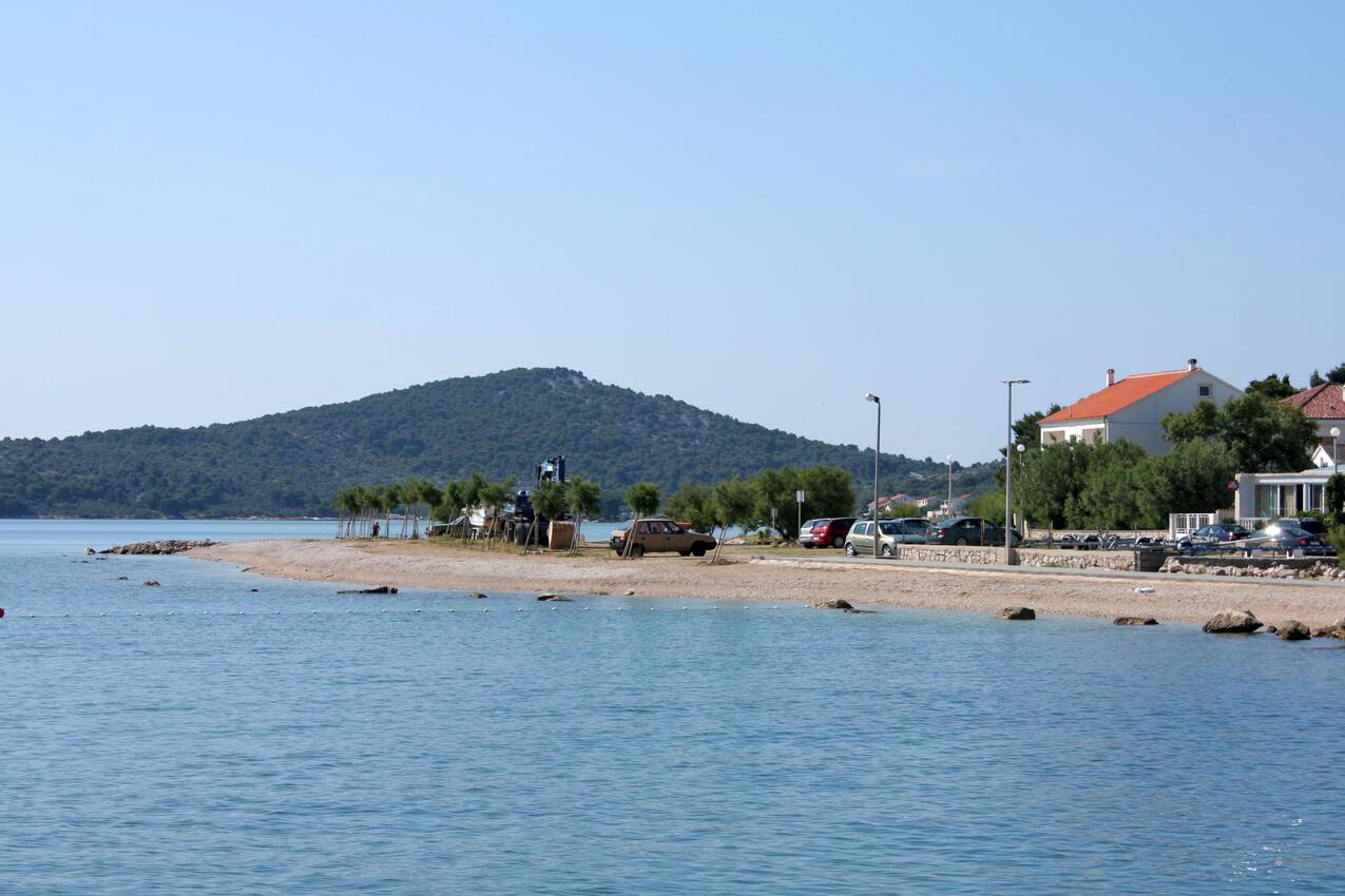 La spiaggia più vicina - Appartamenti accanto al mare Betina, Morter - Murter
