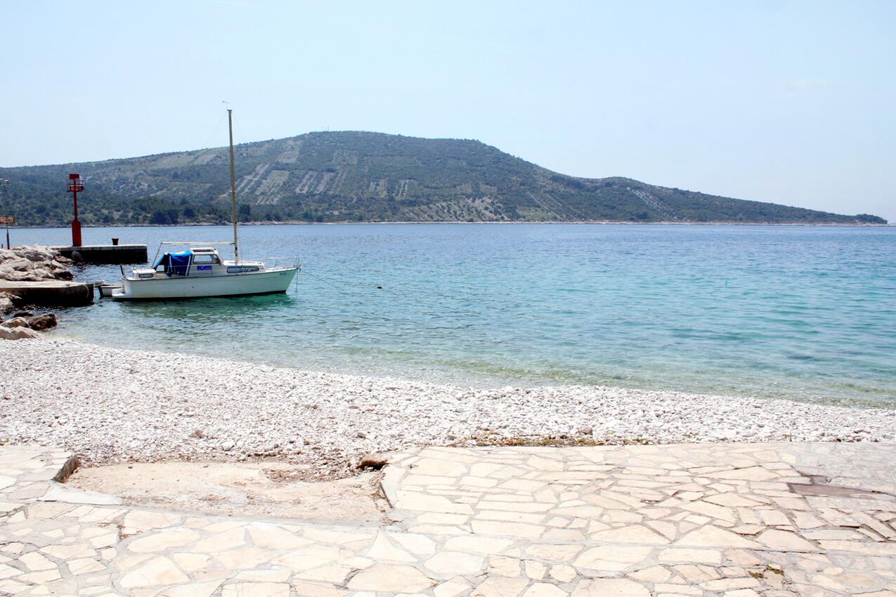 La spiaggia più vicina - Appartamenti accanto al mare Capocesto - Primošten