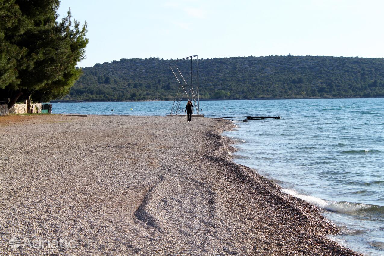 La spiaggia più vicina - Appartamenti accanto al mare Slosella - Pirovac, Sebenico - Šibenik