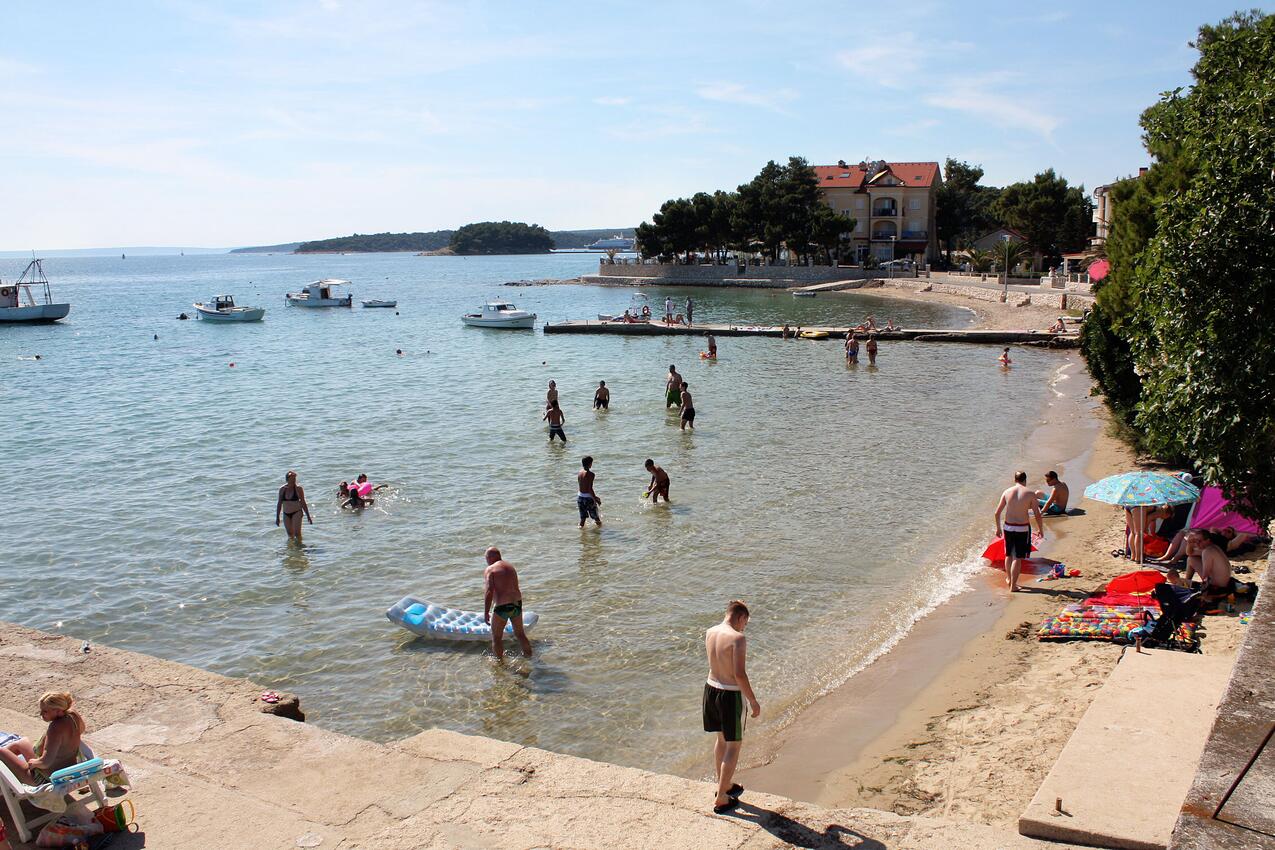 La spiaggia più vicina - Appartamenti e camere accanto al mare Banjol, Arbe - Rab