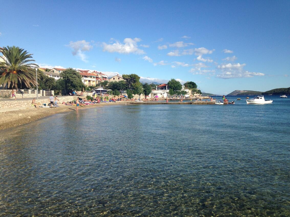 La spiaggia più vicina - Appartamenti e camere accanto al mare Banjol, Arbe - Rab