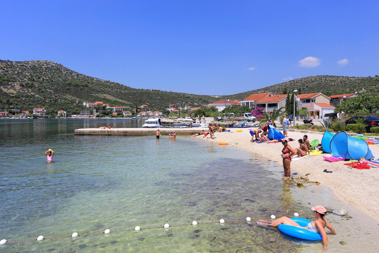 Nermeste strand - Lejlighedens parkeringsplads Poljica, Trogir