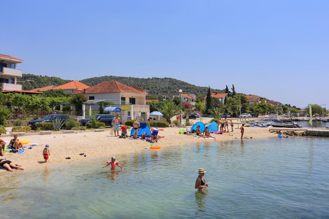 Nermeste strand - Lejlighedens parkeringsplads Poljica, Trogir