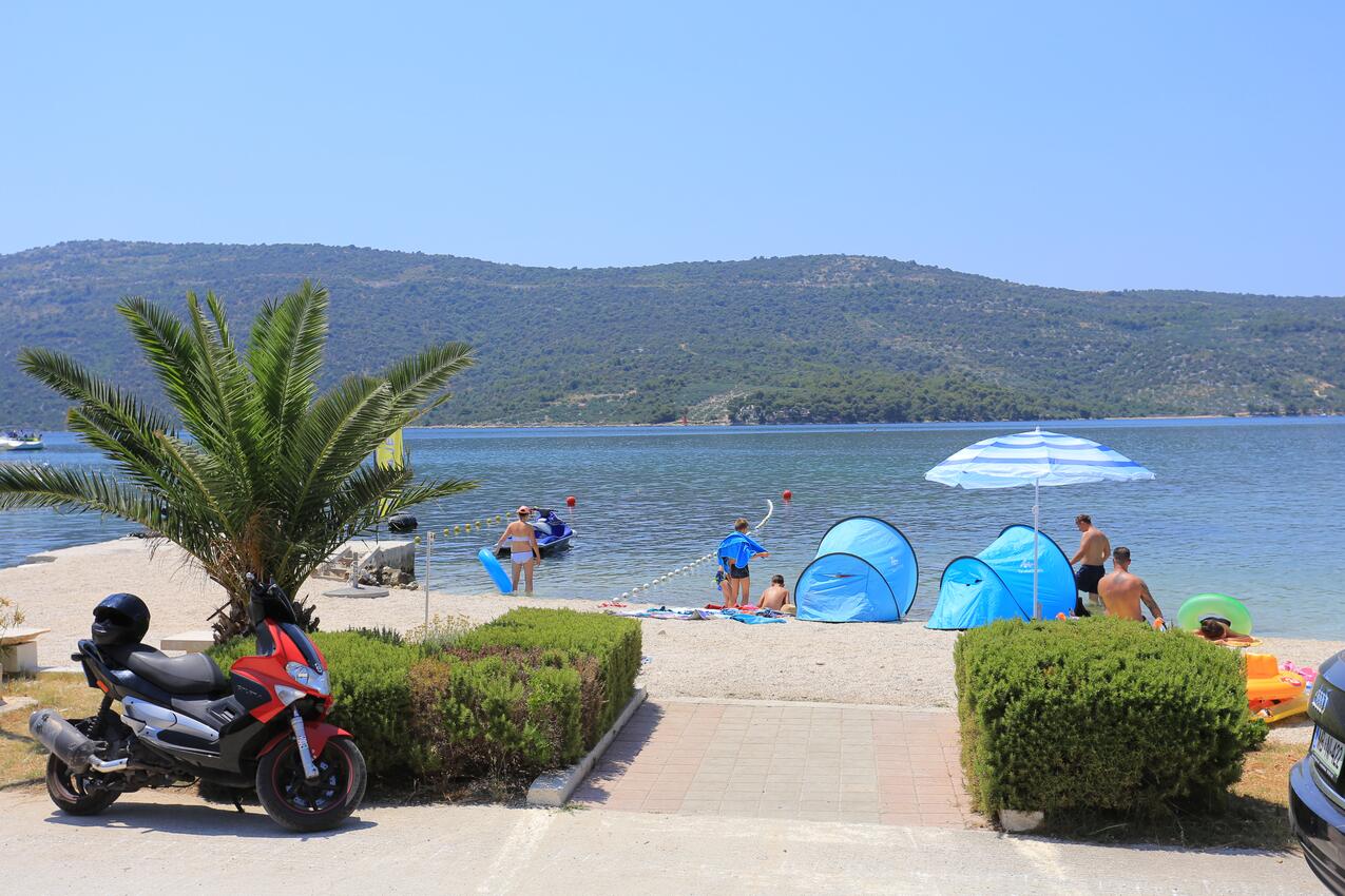 Nermeste strand - Lejlighedens parkeringsplads Poljica, Trogir