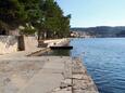 Nächster Strand Der Strand Povlja im Ort Povlja, Brač.