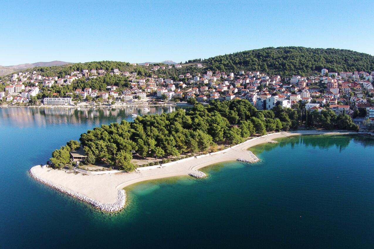 Nearest beach - Apartments with parking spaces Okrug Gornji, Čiovo
