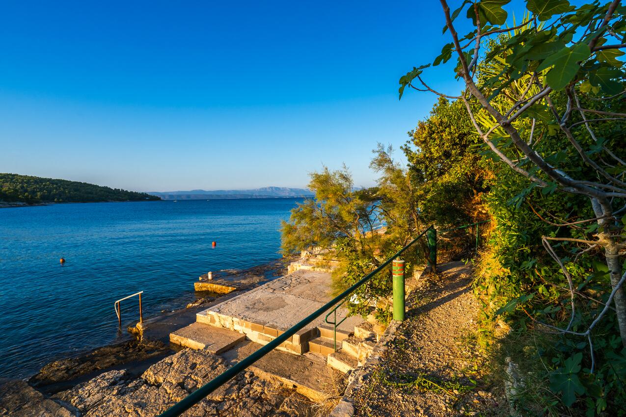 La spiaggia più vicina - Appartamenti accanto al mare Necujam, Solta