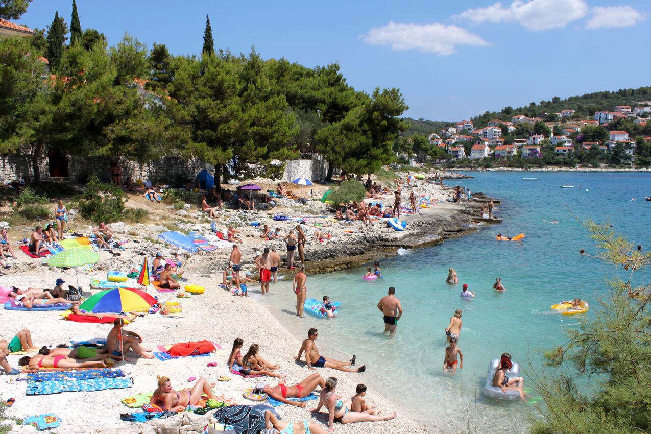 Nermeste strand - Lejligheder med pool Mavarstica, Ciovo
