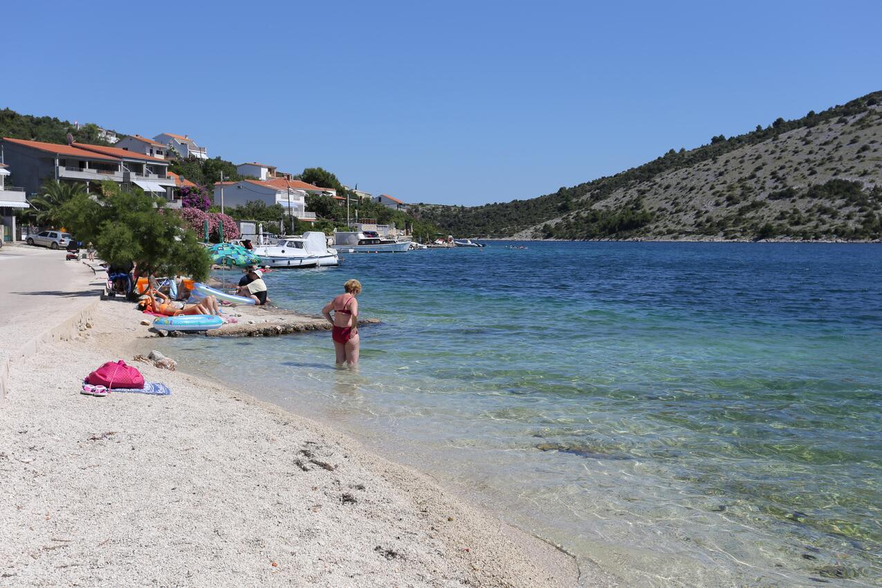 La spiaggia più vicina - Appartamenti accanto al mare Vinisce, Traù - Trogir