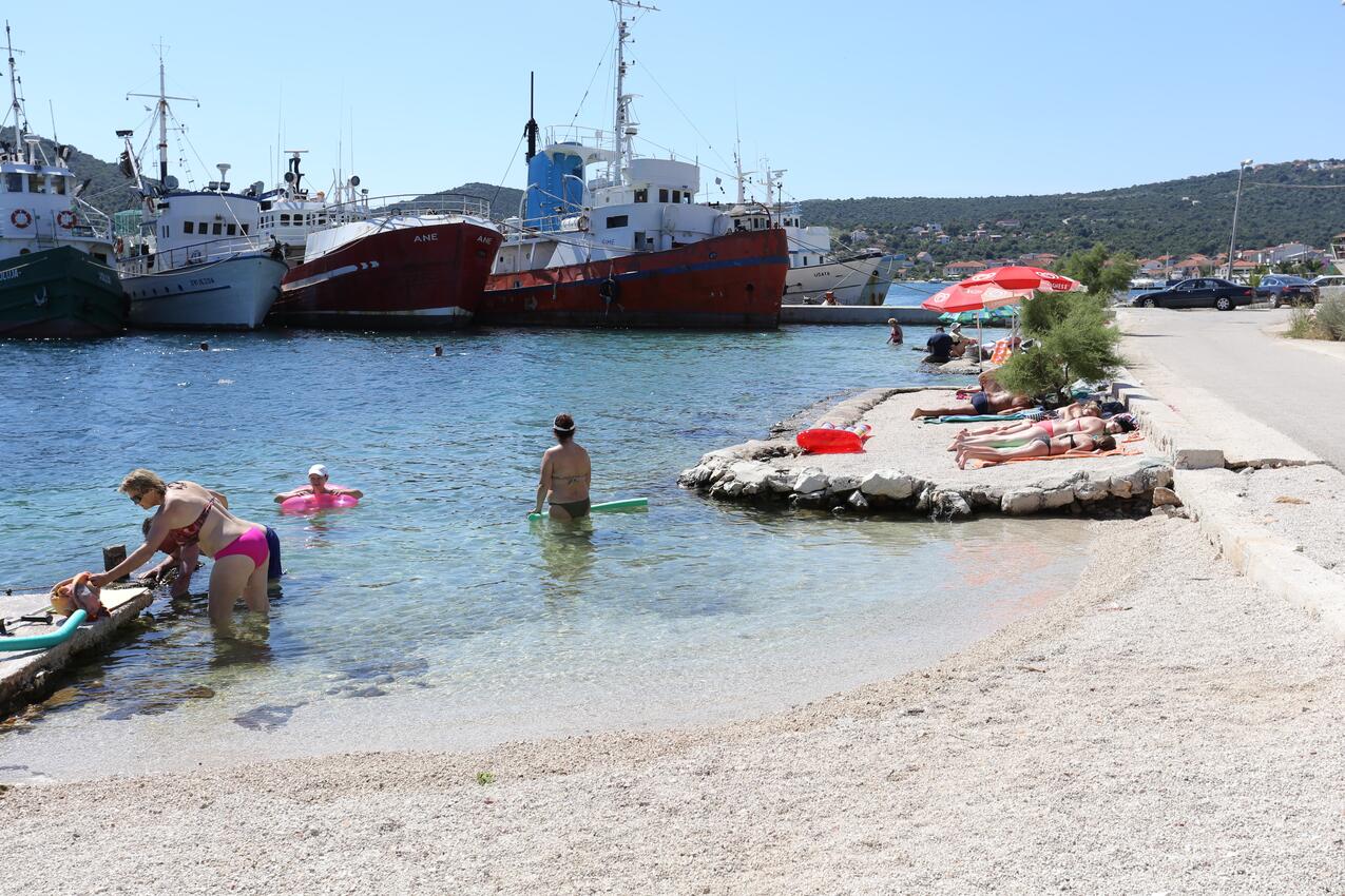 La spiaggia più vicina - Appartamenti accanto al mare Vinisce, Traù - Trogir