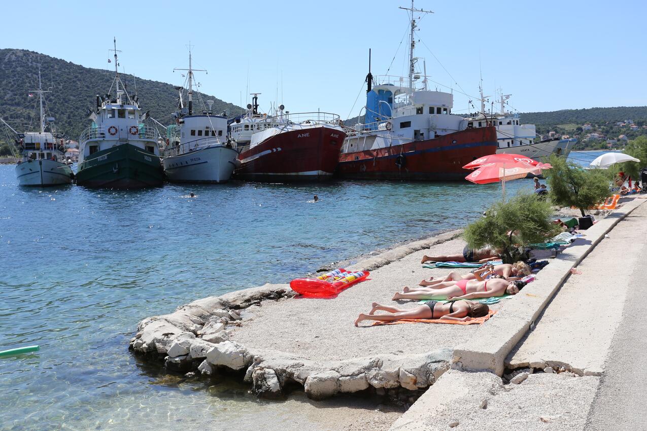 La spiaggia più vicina - Appartamenti accanto al mare Vinisce, Traù - Trogir