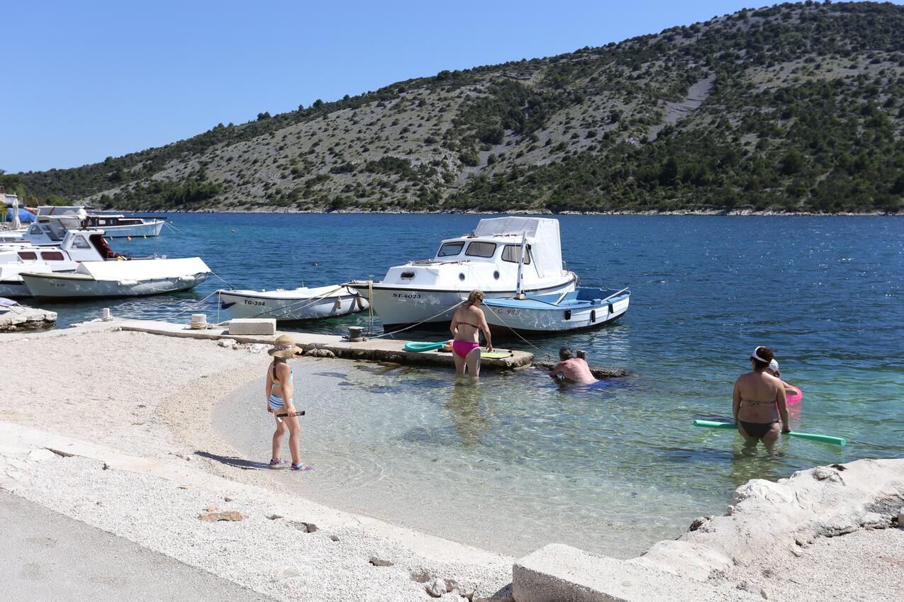 La spiaggia più vicina - Appartamenti accanto al mare Vinisce, Traù - Trogir