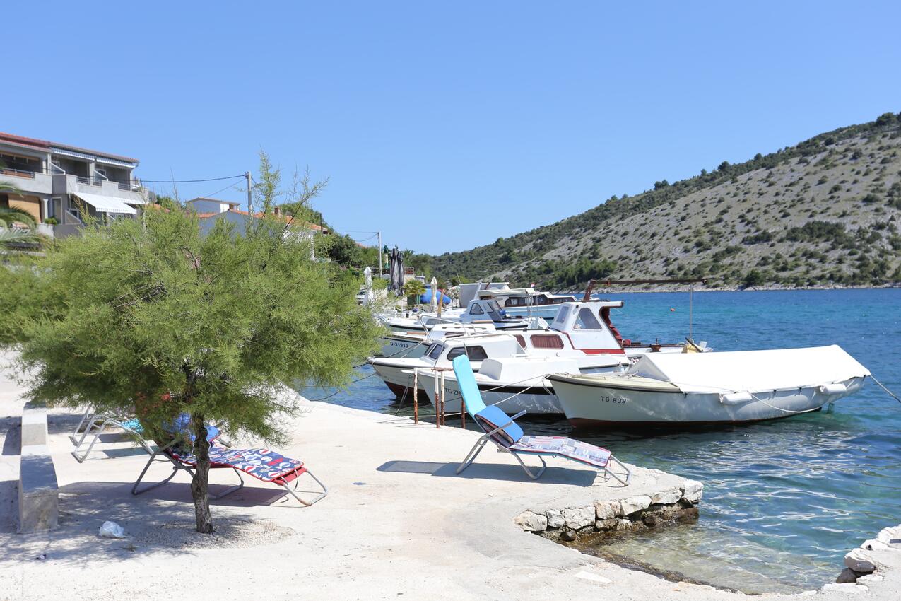 La spiaggia più vicina - Appartamenti accanto al mare Vinisce, Traù - Trogir