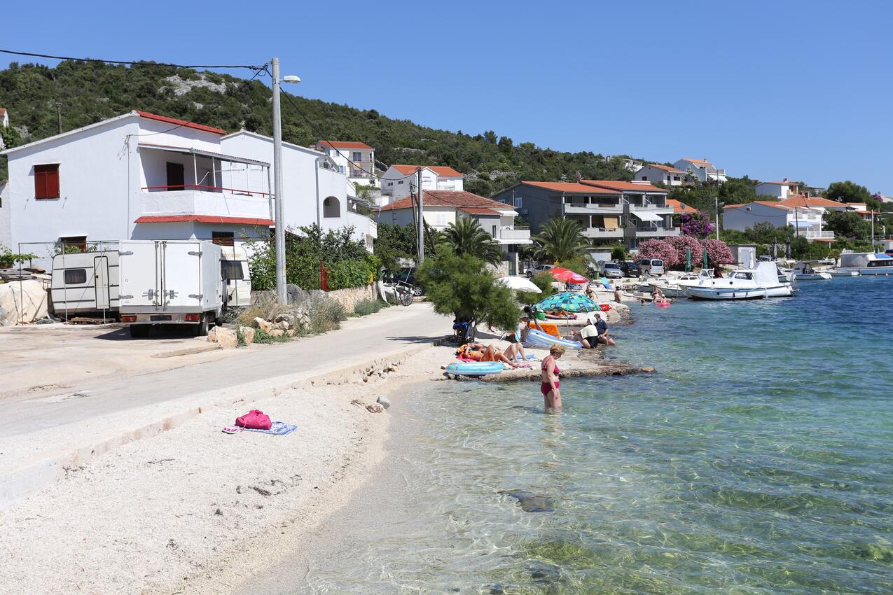 La spiaggia più vicina - Appartamenti accanto al mare Vinisce, Traù - Trogir