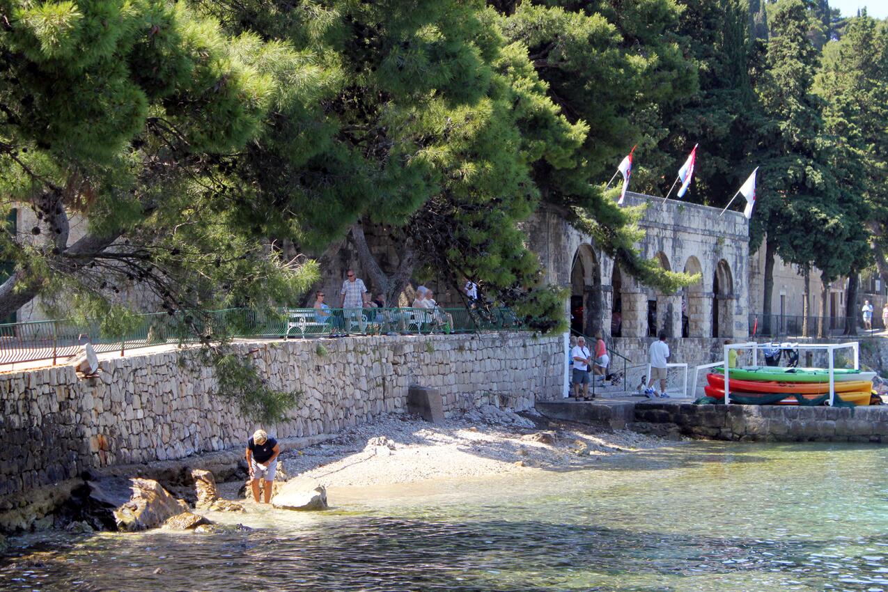 Nearest beach - Apartments with parking spaces Cavtat, Dubrovnik