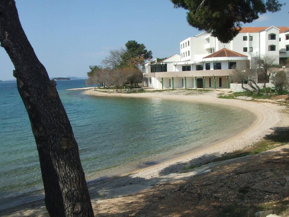La spiaggia più vicina - Appartamenti con parcheggio Slosella - Pirovac, Sebenico - Šibenik