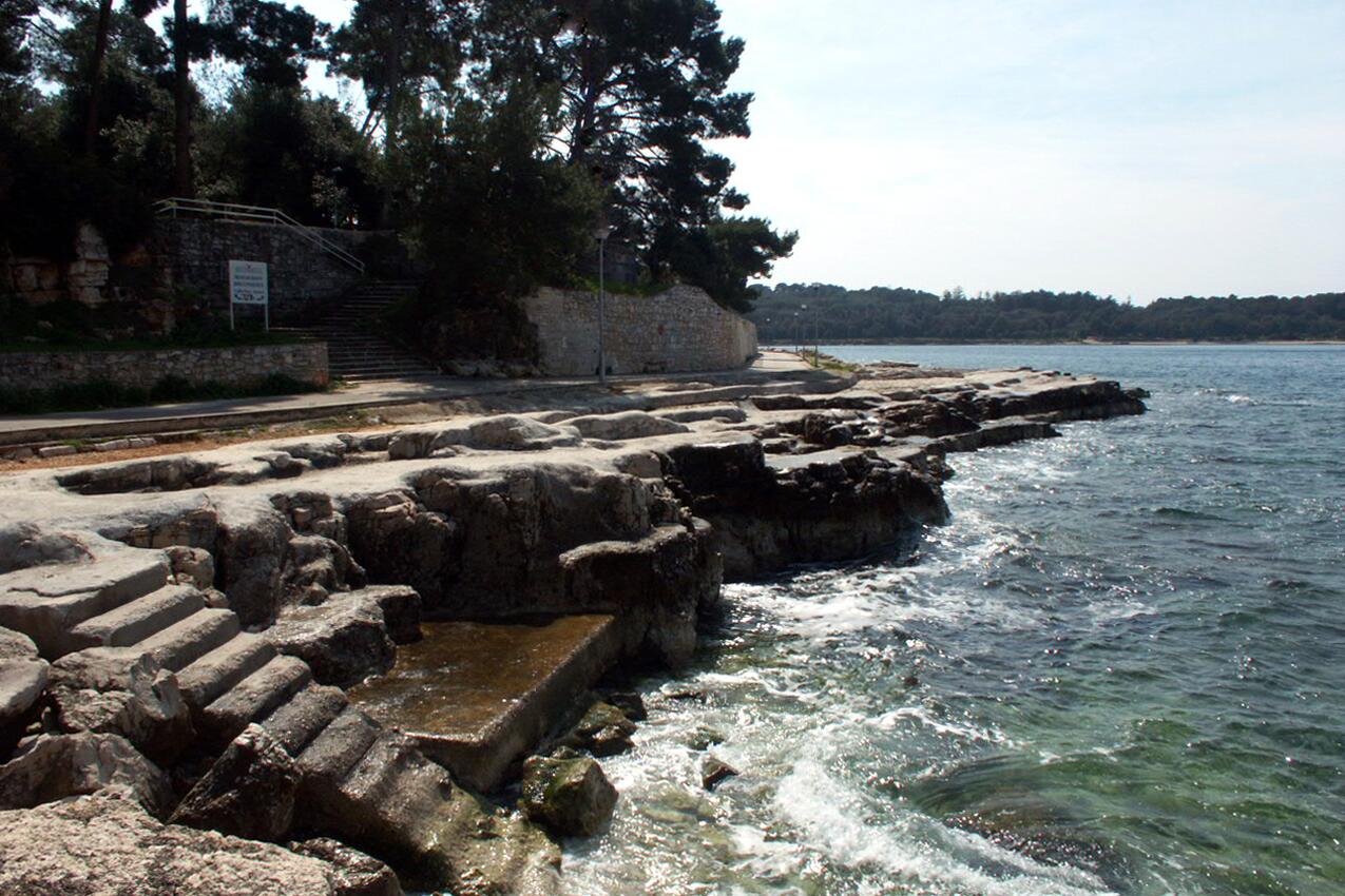 Nearest beach - Rooms with a parking space Rovinj