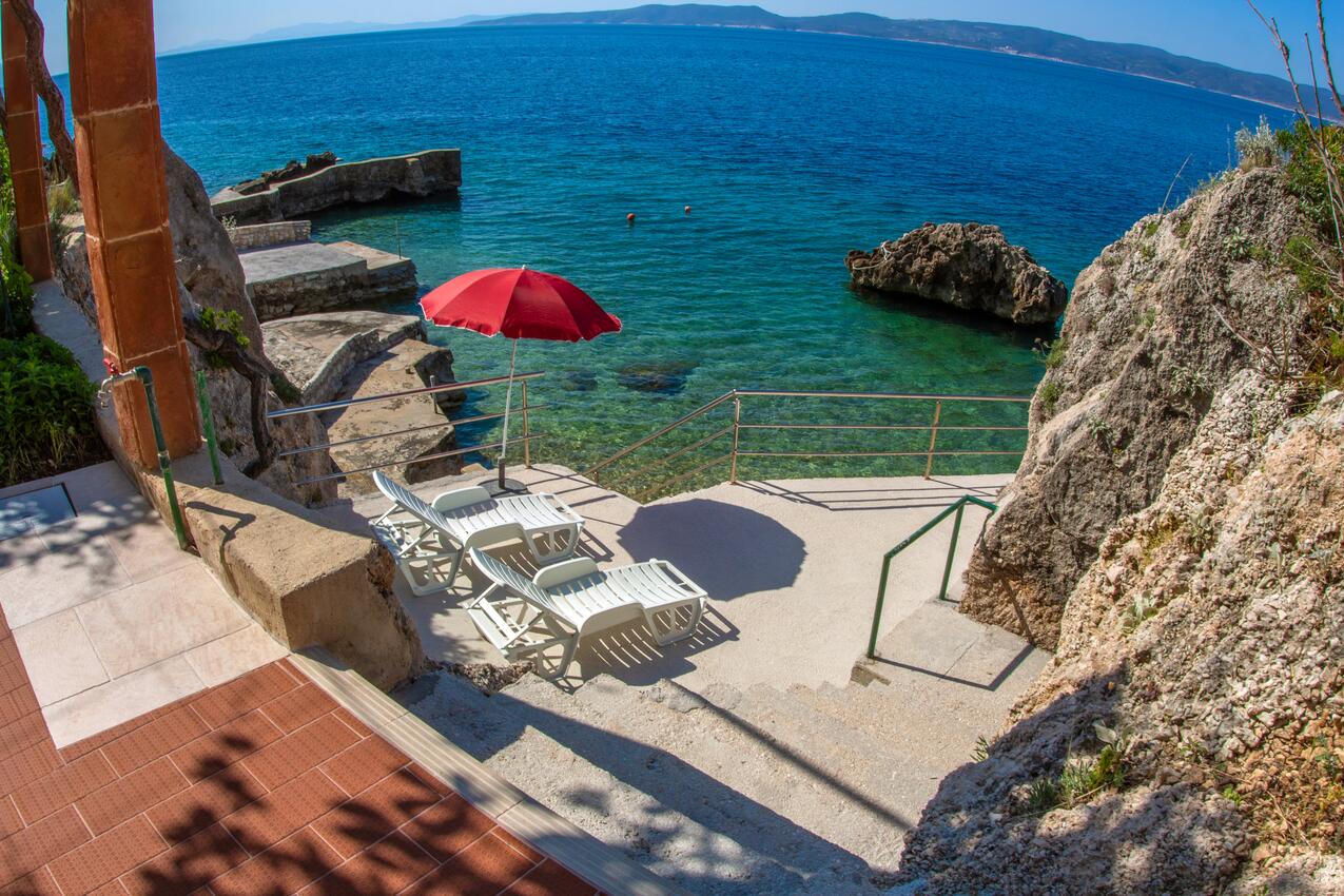 La spiaggia più vicina - Appartamenti accanto al mare per famiglie Pisak, Almissa - Omiš