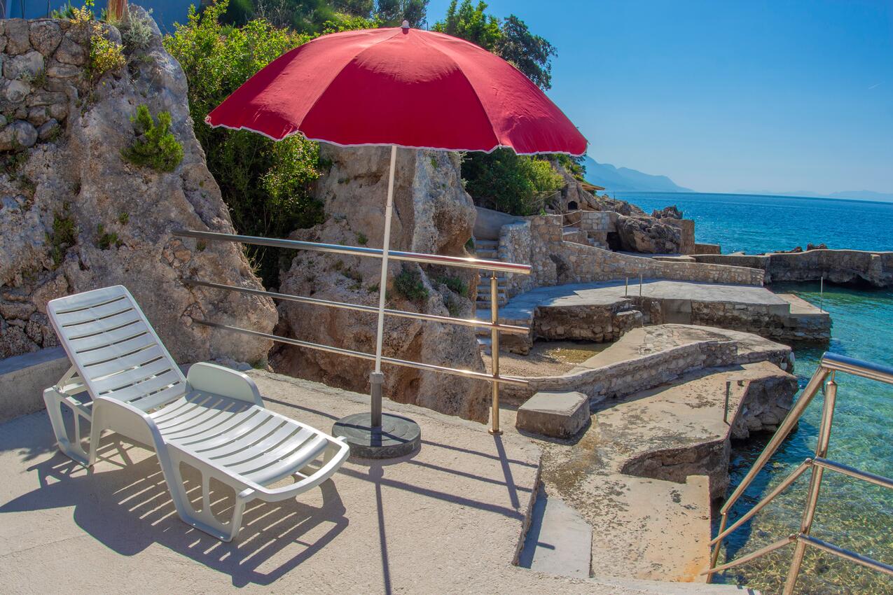 La spiaggia più vicina - Appartamenti accanto al mare per famiglie Pisak, Almissa - Omiš
