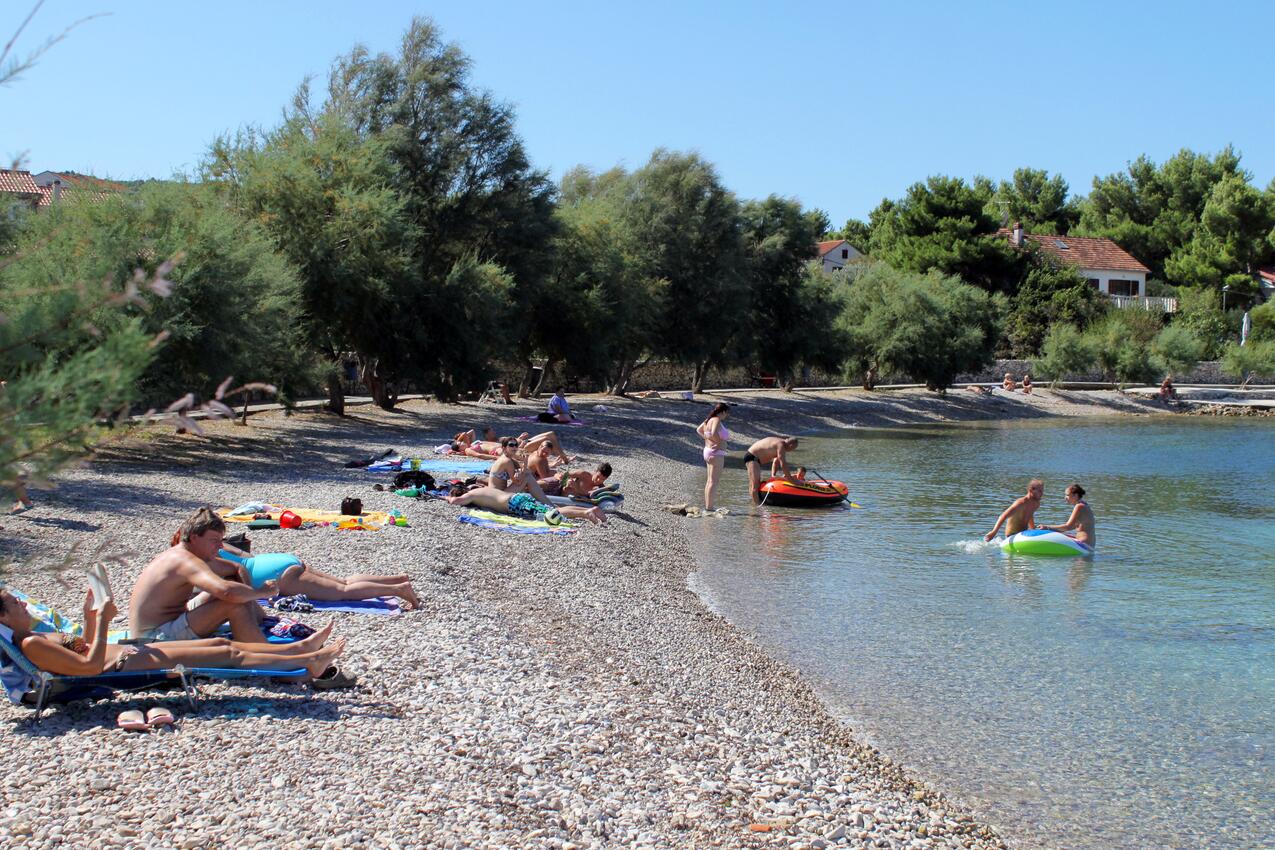 La plage la plus proche - Appartements avec parking Mirca, Brac