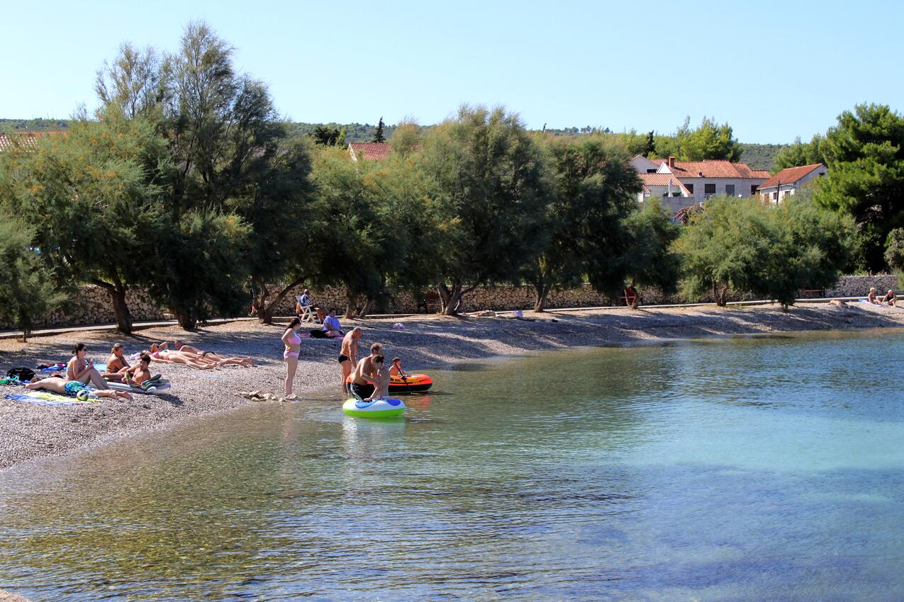 La plage la plus proche - Appartements avec parking Mirca, Brac