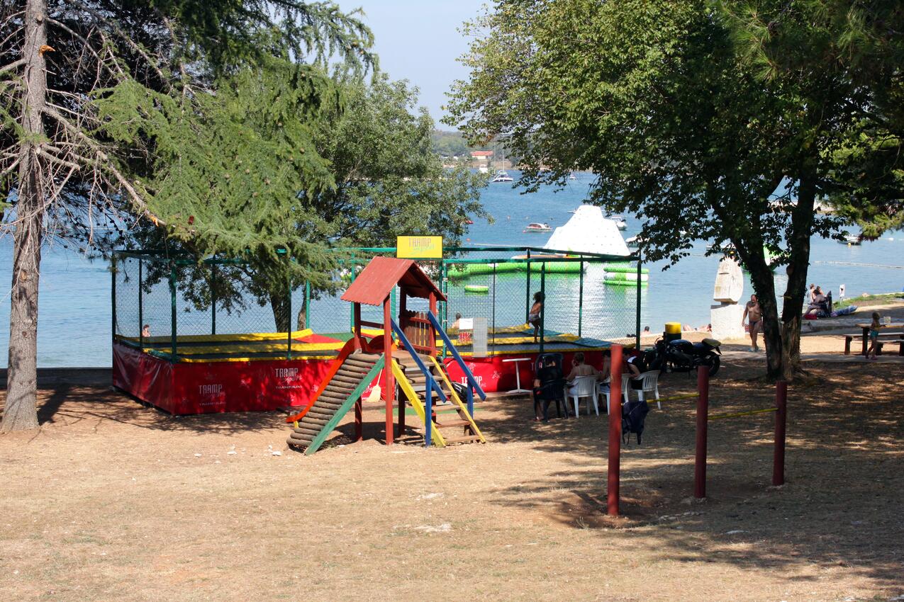 Nächster Strand - Haus mit Pool für Familien Mofardini, Sredisnja Istra