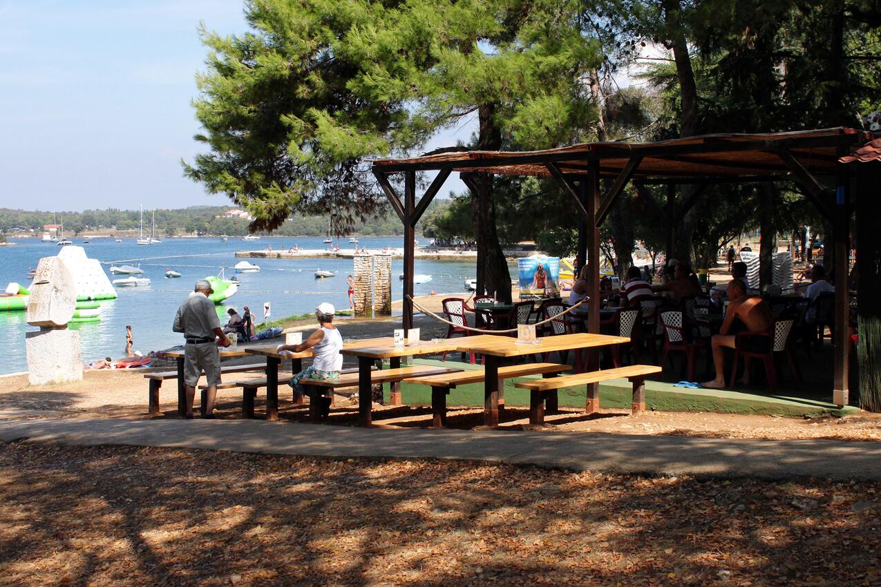 Nächster Strand - Haus mit Pool für Familien Mofardini, Sredisnja Istra