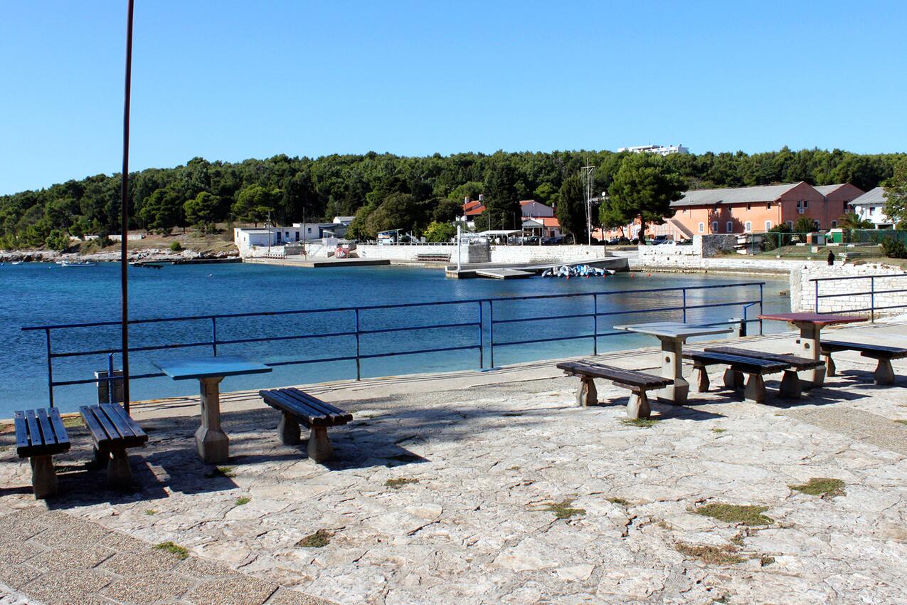 Nearest beach - Apartments and rooms with parking space Loborika, Pula