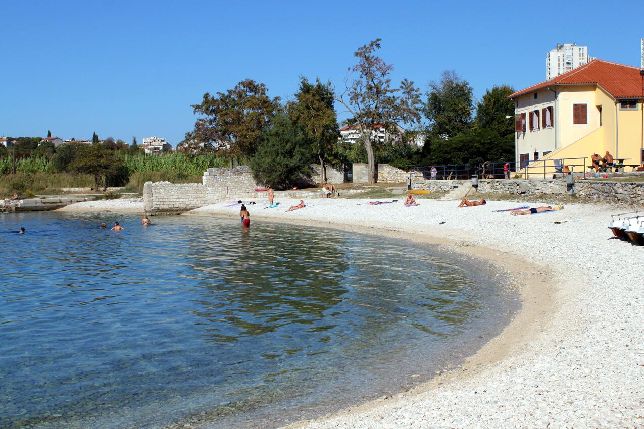 Nearest beach - Apartments and rooms with parking space Loborika, Pula