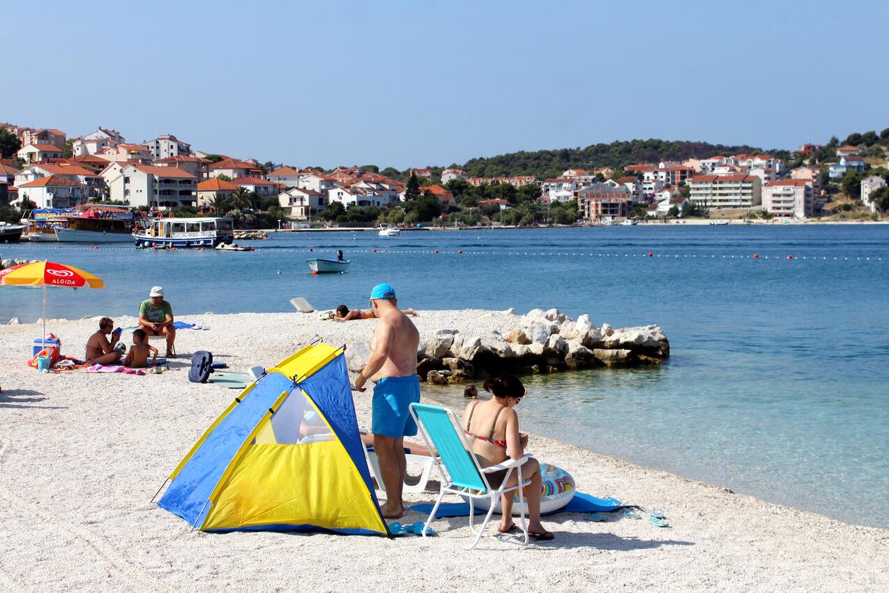 Nearest beach - Apartments with parking spaces Okrug Gornji, Čiovo