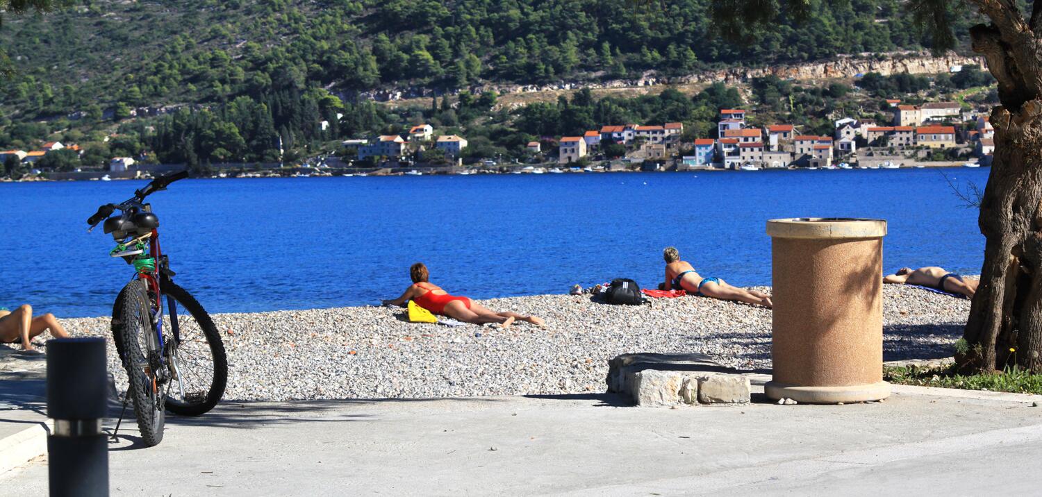 La spiaggia più vicina - Appartamenti accanto al mare Lissa - Vis