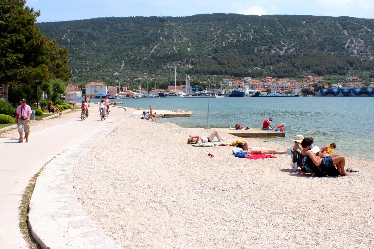 Nearest beach - Apartments with parking spaces Cres