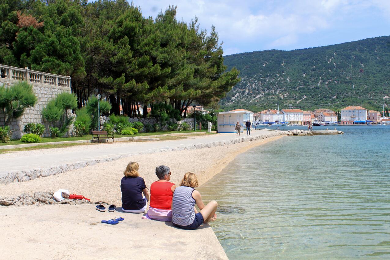Nearest beach - Apartments with parking spaces Cres
