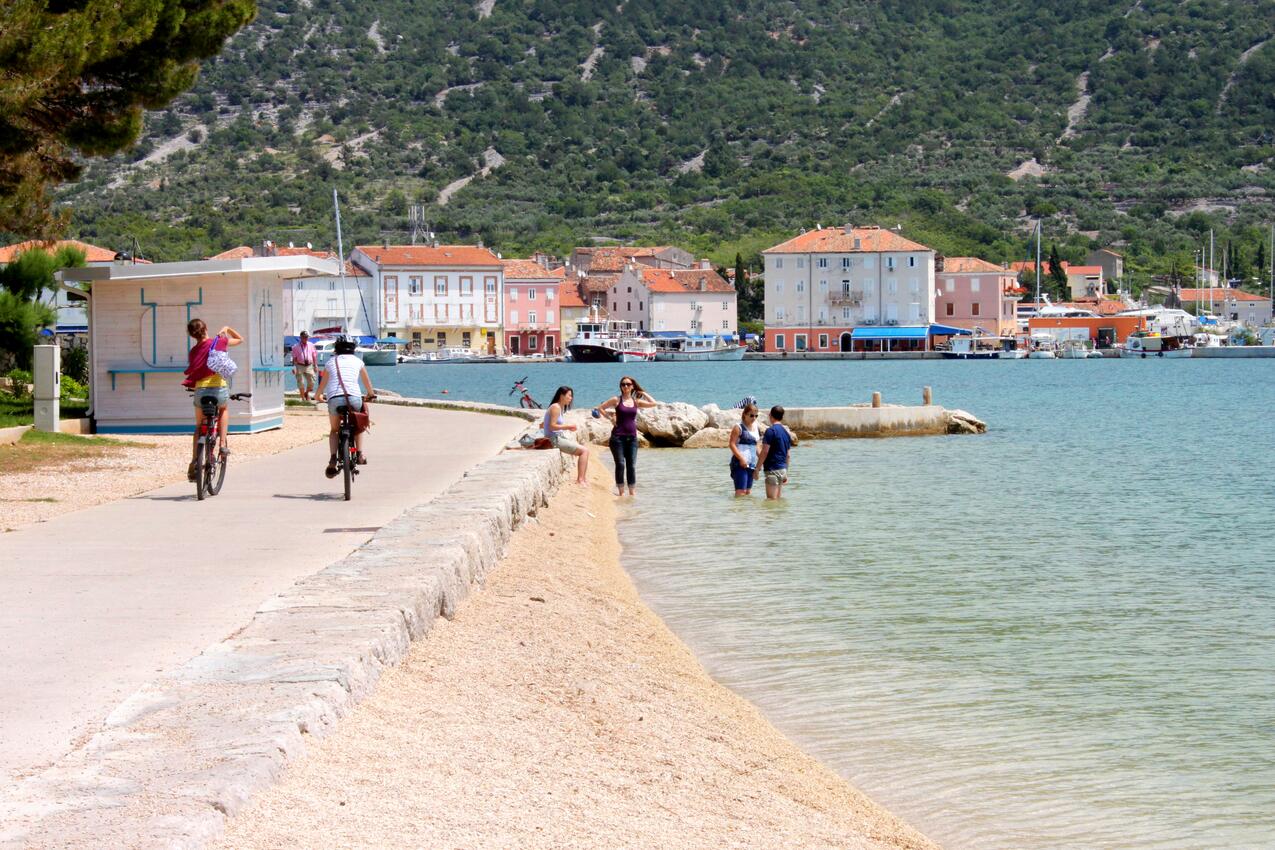 Nearest beach - Apartments with parking spaces Cres