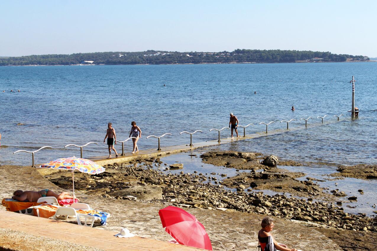 La spiaggia più vicina - Appartamenti accanto al mare Novigrad