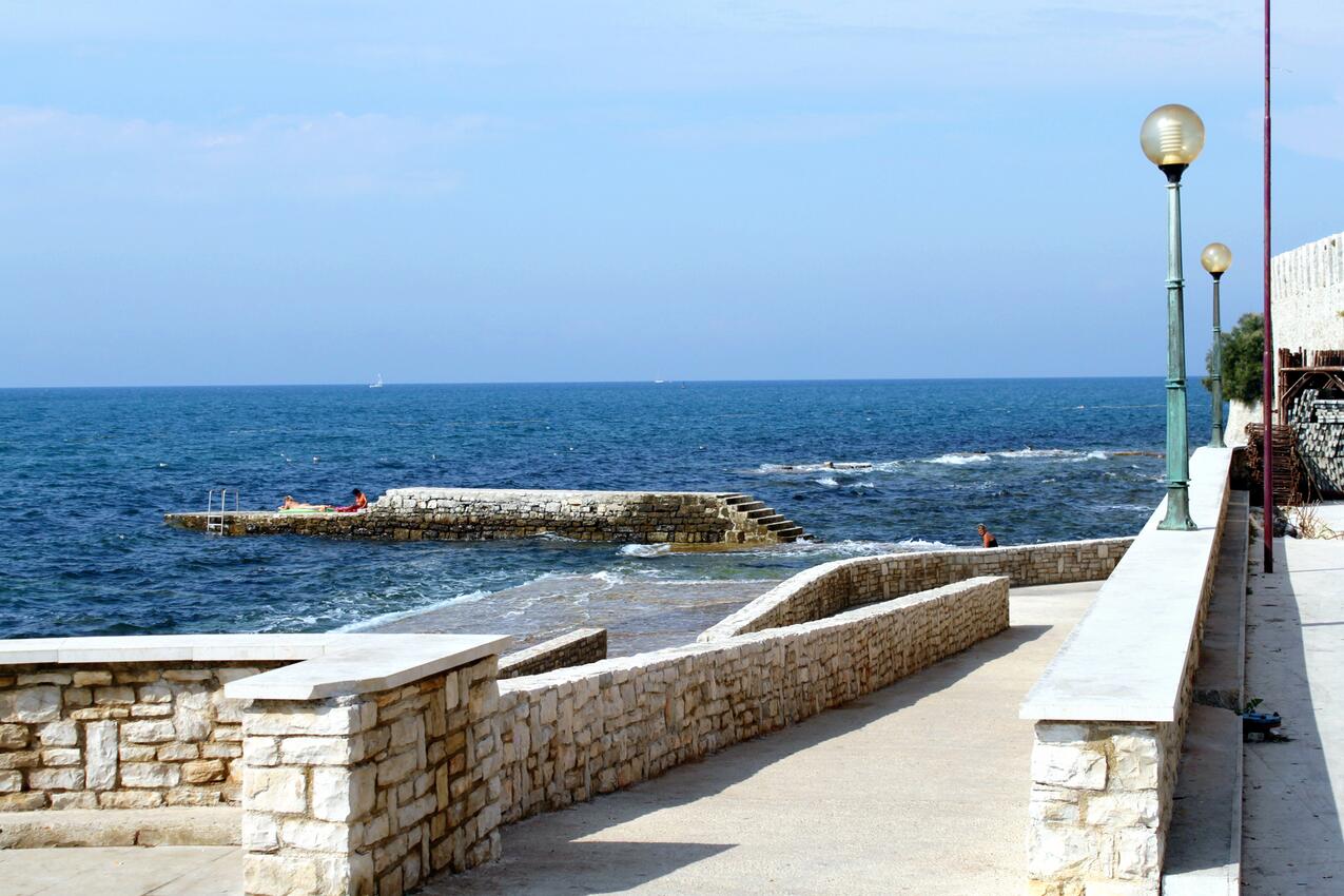 La spiaggia più vicina - Appartamenti accanto al mare Novigrad