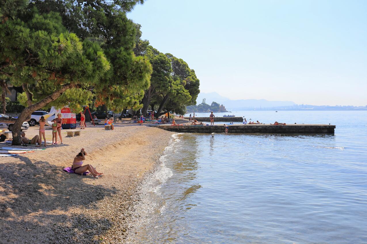 Nächster Strand - Ferienwohnungen mit Pool Kastel Luksic, Kastela