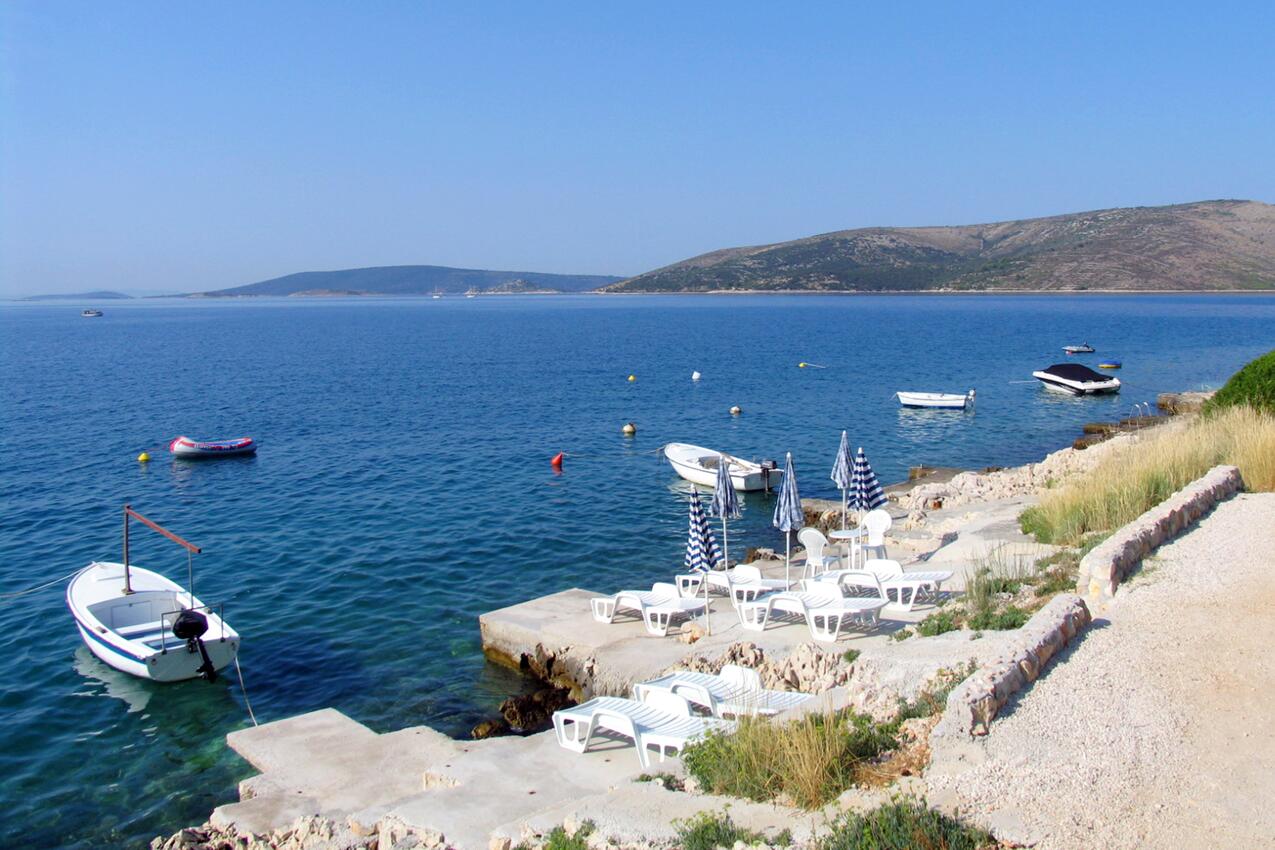 La spiaggia più vicina - Casa con piscina accanto al mare Seget Vranjica, Traù - Trogir
