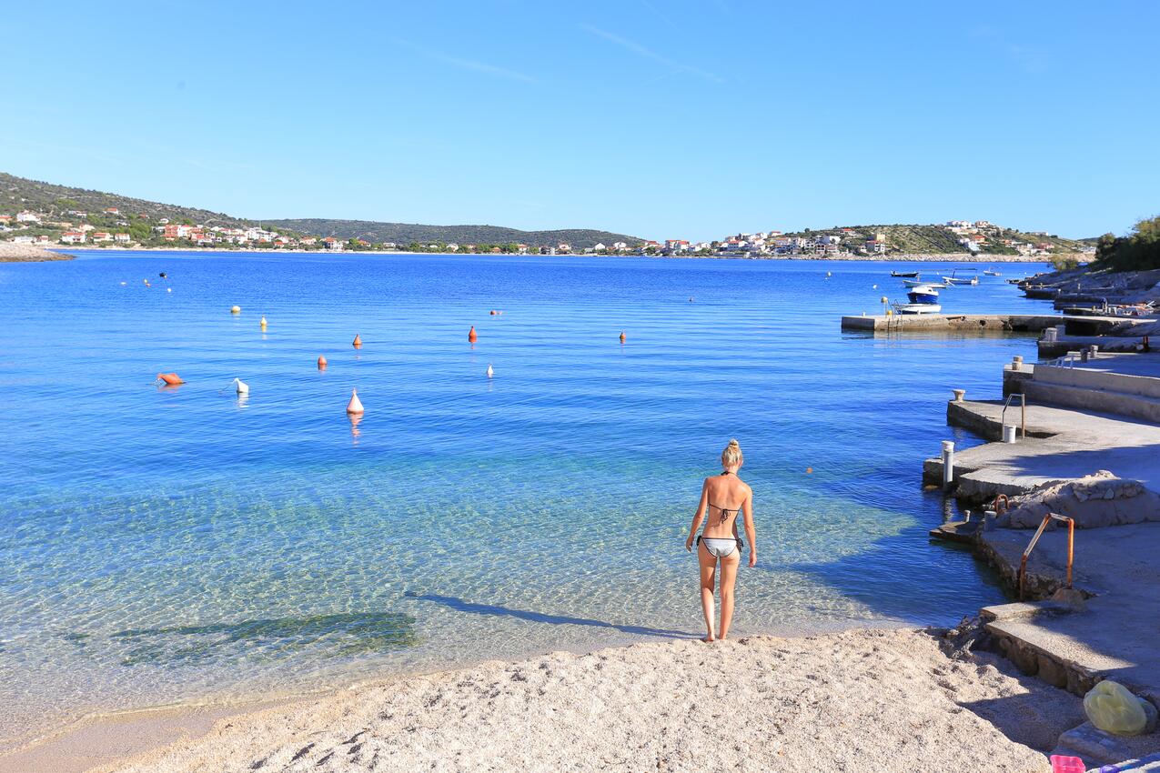 Nächster Strand - Ferienwohnungen am Meer Bucht Ostricka luka, Rogoznica