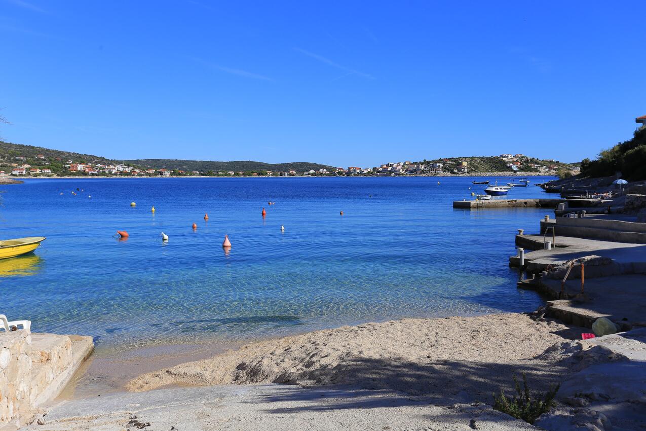 Nächster Strand - Ferienwohnungen am Meer Bucht Ostricka luka, Rogoznica