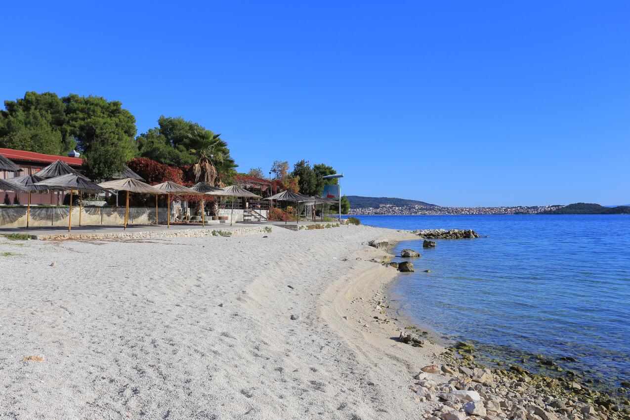 Nearest beach - Apartments with parking spaces Seget Vranjica, Trogir
